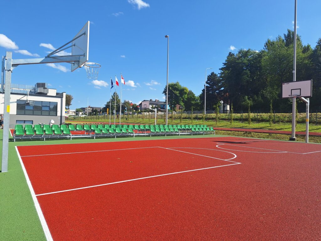 Trybuna sportowa oraz wyposażenie boiska przy Szkole Podstawowej nr. 2 w Kozach